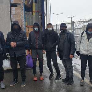 42 de cetăţeni din Afganistan și Pakistan, ascunşi în opt automarfare, depistați de poliţiştii de frontieră arădeni