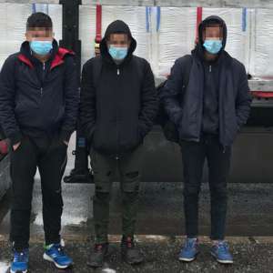 42 de cetăţeni din Afganistan și Pakistan, ascunşi în opt automarfare, depistați de poliţiştii de frontieră arădeni