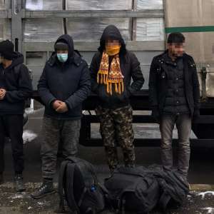42 de cetăţeni din Afganistan și Pakistan, ascunşi în opt automarfare, depistați de poliţiştii de frontieră arădeni