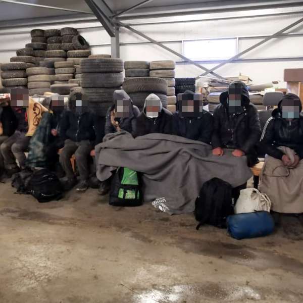 Zece cetăţeni din Afganistan, depistaţi într-un autoturism în zona de frontieră