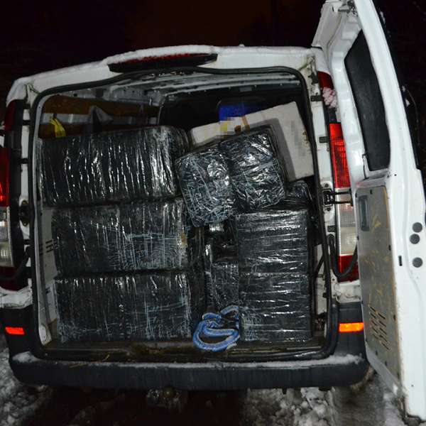 Focuri de armă, şapte maramureșeni cercetați pentru contrabandă și 16.500 de pachete cu țigări confiscate de polițiștii de frontieră