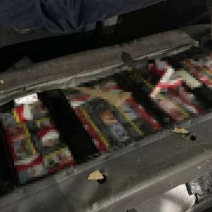 Pachete cu țigări ascunse în scaunele și bancheta unui autoturism, descoperite de poliţiştii de frontieră în P.T.F. Giurgiu