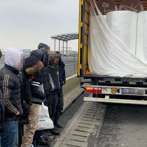 38 de cetăţeni din Afganistan și Pakistan, ascunşi în șase automarfare, depistați la P.T.F. Nadlac II şi P.T.F. Vărşand