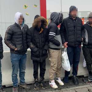 38 de cetăţeni din Afganistan și Pakistan, ascunşi în șase automarfare, depistați la P.T.F. Nadlac II şi P.T.F. Vărşand