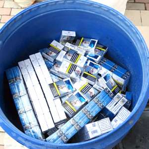Peste 6.600 pachete cu țigări, ascunse în butoaie din plastic într-un microbuz, descoperite la P.T.F. Calafat