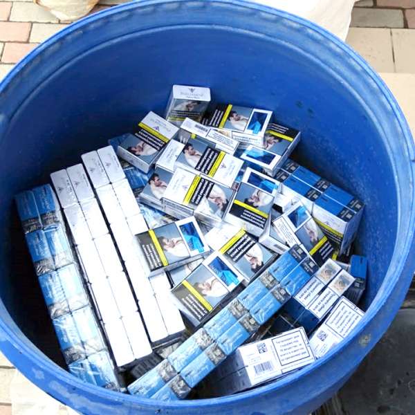 Peste 6.600 pachete cu țigări, ascunse în butoaie din plastic într-un microbuz, descoperite la P.T.F. Calafat