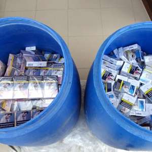 Peste 6.600 pachete cu țigări, ascunse în butoaie din plastic într-un microbuz, descoperite la P.T.F. Calafat
