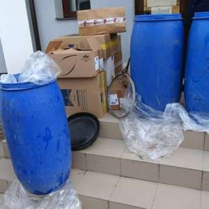 Peste 6.600 pachete cu țigări, ascunse în butoaie din plastic într-un microbuz, descoperite la P.T.F. Calafat