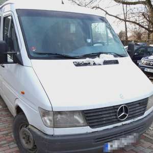 Peste 6.600 pachete cu țigări, ascunse în butoaie din plastic într-un microbuz, descoperite la P.T.F. Calafat