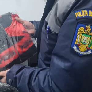 Produse susceptibile a fi contrafăcute, în valoare de peste 890.000 de lei, descoperite la P.T.F. Giurgiu