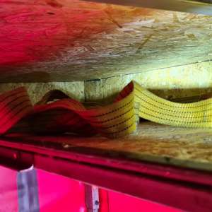 Aproximativ 3.200 de pachete cu ţigări, ascunse în plafonul unei autoutilitare, descoperite în P.T.F. Borș II