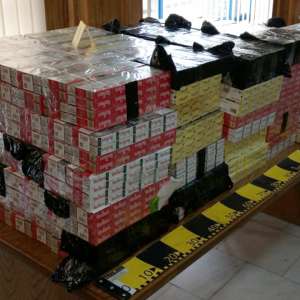 Aproximativ 3.200 de pachete cu ţigări, ascunse în plafonul unei autoutilitare, descoperite în P.T.F. Borș II