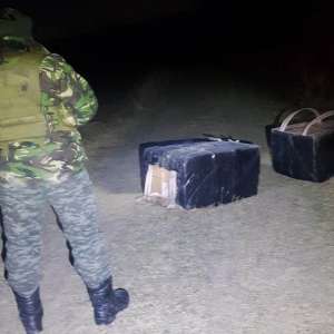 Mii de pachete cu ţigări de contrabandă descoperite de poliţiştii de frontieră
