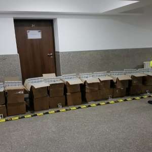 Mii de pachete cu ţigări de contrabandă descoperite de poliţiştii de frontieră