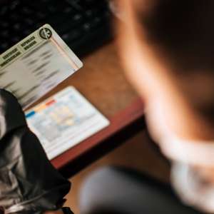 Femeie descoperită cu un permis de conducere fals, ce aparținea soțului