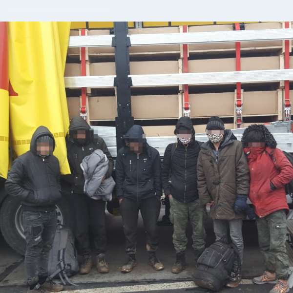 Acţiuni intense la graniţa de vest: 28 de cetăţeni din Afganistan și Siria, ascunşi în automarfare, depistați la Nădlac şi Vărşand