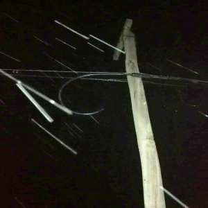 Doi bărbaţi depistaţi în timp ce furau cablu de comunicaţii