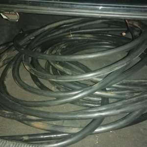 Doi bărbaţi depistaţi în timp ce furau cablu de comunicaţii