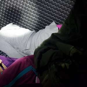 Tânără în vârstă de 17 ani, depistată ascunsă în spatele banchetelor unui microbuz la P.T.F. Nădlac II