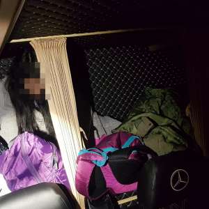 Tânără în vârstă de 17 ani, depistată ascunsă în spatele banchetelor unui microbuz la P.T.F. Nădlac II