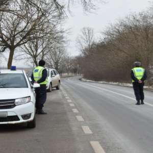 Tânăr fără permis s-a oprit cu maşina într-un gard