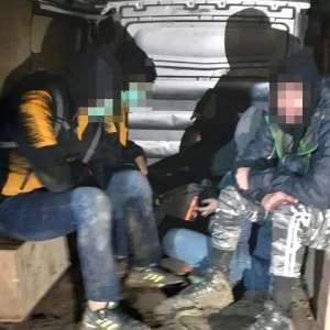 Şase cetăţeni din Afganistan şi Siria depistaţi într-un autoturism în zona de frontieră