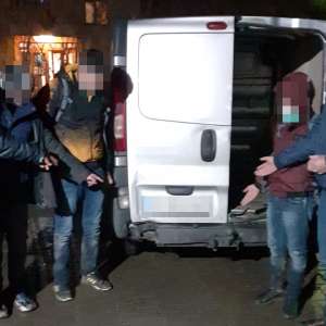 Şase cetăţeni din Afganistan şi Siria depistaţi într-un autoturism în zona de frontieră