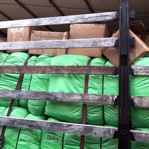 Peste 3.400 de flacoane cu parfum, susceptibile a fi contrafăcute, descoperite într-un automarfar la P.T.F. Vărşand