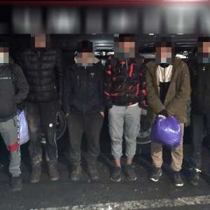 Cincisprezece cetăţeni străini care intenţionau să treacă ilegal frontiera, depistați de poliţiştii de frontieră din judeţul Bihor și Arad