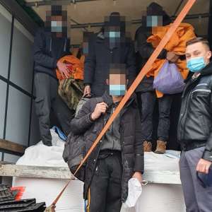 Cincisprezece cetăţeni străini care intenţionau să treacă ilegal frontiera, depistați de poliţiştii de frontieră din judeţul Bihor și Arad