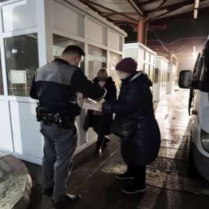 Cartea de identitate falsă, procurată de mamă, i-a adus o lucrare penală