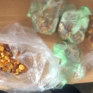 Pietre susceptibile a fi din chihlimbar descoperite în P.T.F. Galați rutier