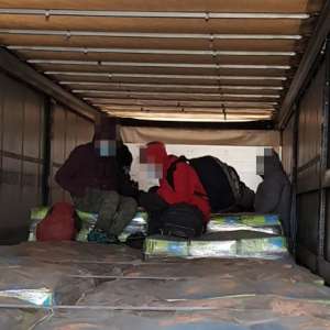 Acţiuni intense la graniţa de vest: 51 de cetăţeni din Afganistan, Siria, Pakistan şi Sudan depistaţi ascunşi în automarfare