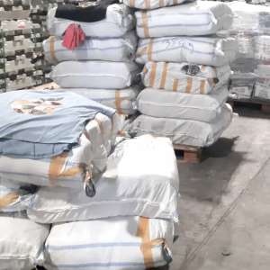 Articole vestimentare în valoare de aproximativ 1.700.000 lei, confiscate în Portul Constanţa Sud Agigea