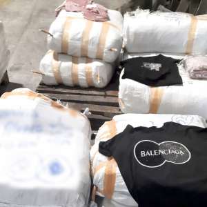 Articole vestimentare în valoare de aproximativ 1.700.000 lei, confiscate în Portul Constanţa Sud Agigea