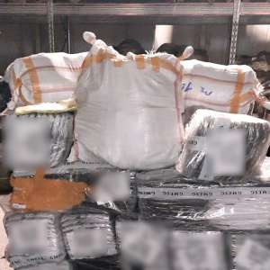 Articole vestimentare în valoare de aproximativ 1.700.000 lei, confiscate în Portul Constanţa Sud Agigea