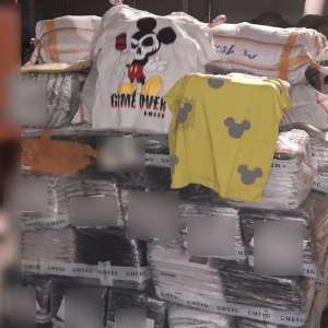 Articole vestimentare în valoare de aproximativ 1.700.000 lei, confiscate în Portul Constanţa Sud Agigea