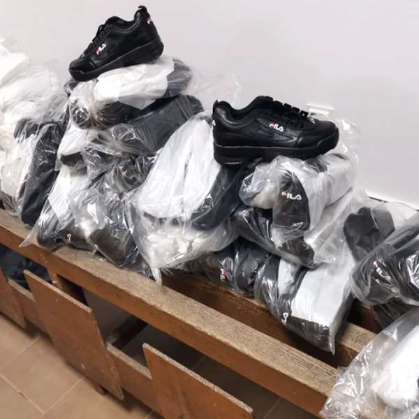 Bunuri susceptibile a fi contrafăcute în valoare de peste 28.000 lei, confiscate de poliţiştii de frontieră de la P.T.F. Vama Veche