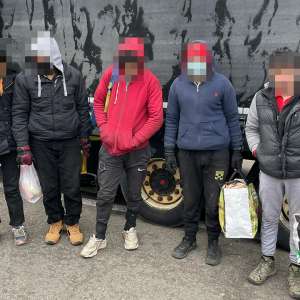 Douăzeci şi şapte de cetăţeni din Afganistan şi Pakistan depistaţi ascunşi în automarfare la Vărşand şi Nădlac