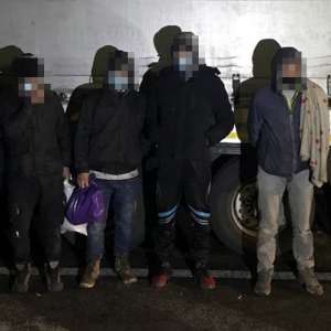 Optsprezece cetăţeni din Afganistan depistaţi ascunşi în automarfare la Nădlac