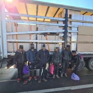 Optsprezece cetăţeni din Afganistan depistaţi ascunşi în automarfare la Nădlac