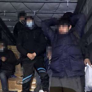 Optsprezece cetăţeni din Afganistan depistaţi ascunşi în automarfare la Nădlac