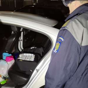 Țigări de contrabandă descoperite ascunse în scaune auto pentru copii