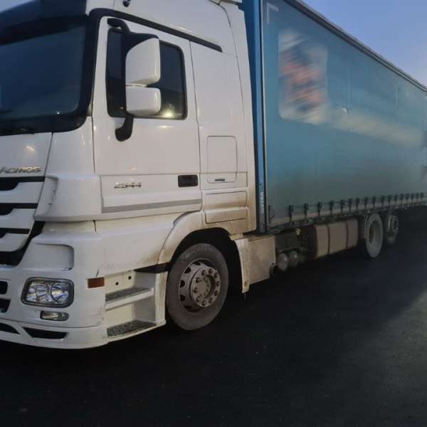 Conducea un ansamblu rutier, fără să aibă acest drept