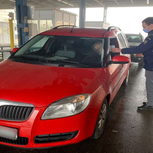 Autoturism radiat din circulație și cu numere false de înmatriculare, descoperit la controlul de frontieră
