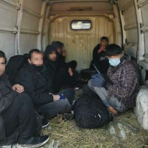 Cetăţean român cercetat pentru călăuzirea a opt cetăţeni afgani