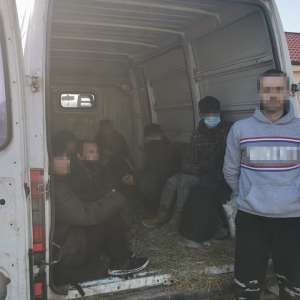 Cetăţean român cercetat pentru călăuzirea a opt cetăţeni afgani