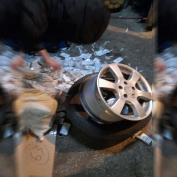 Ţigări de contrabandă ascunse în pneurile unui autoturism