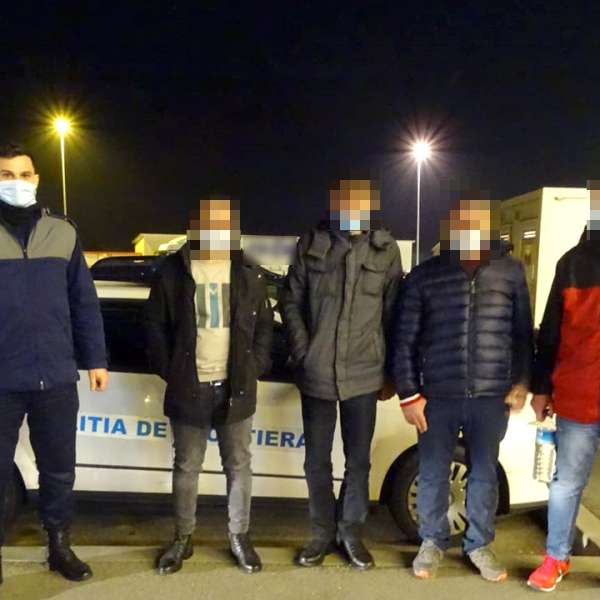 Patru cetățeni sirieni, depistați în timp ce încercau să intre ilegal în țară, depistați la P.T.F. Calafat