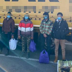 13 cetăţeni din Afganistan, depistați ascunşi în automarfare la frontiera cu Ungaria